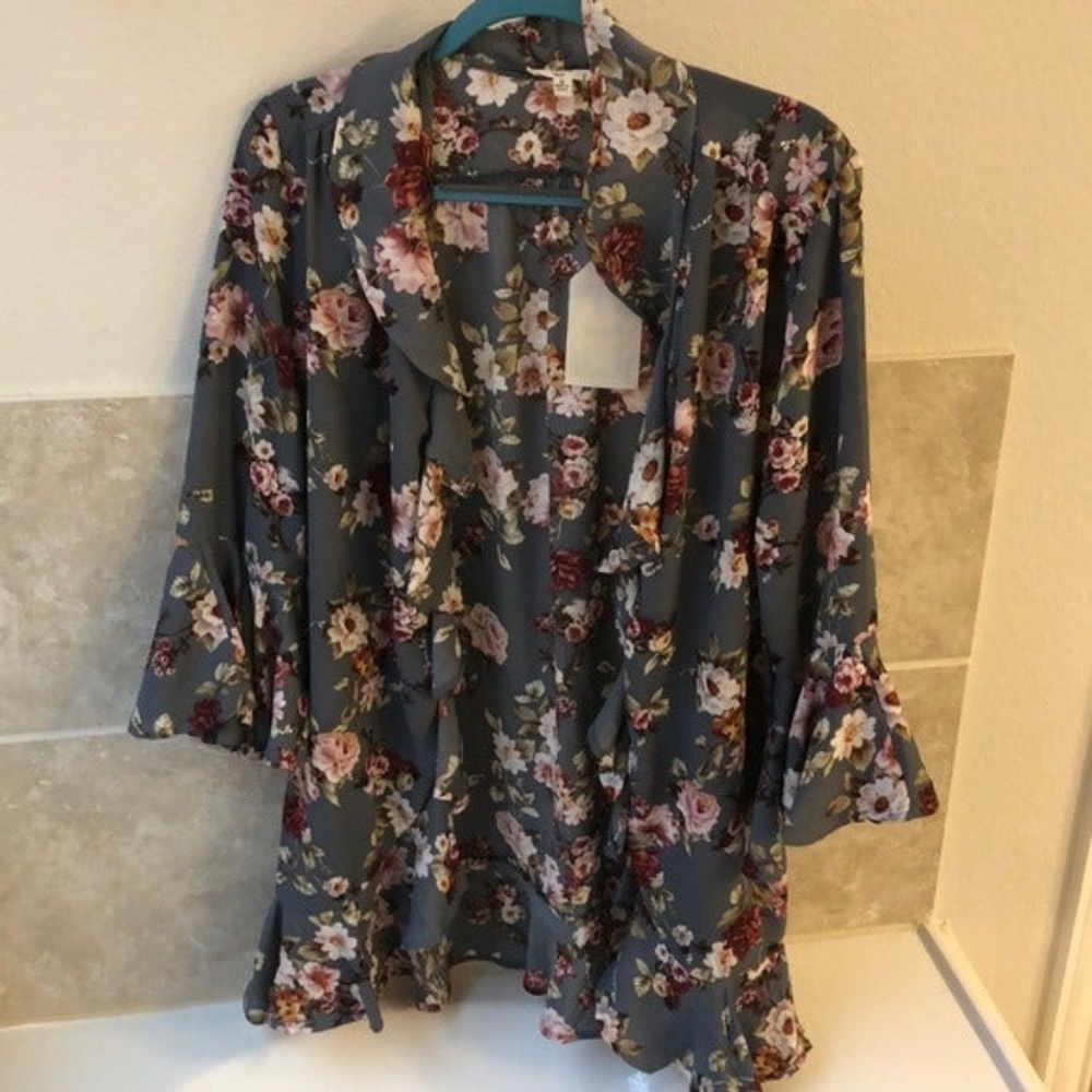 NWT Floral Entro Kimono Gray M